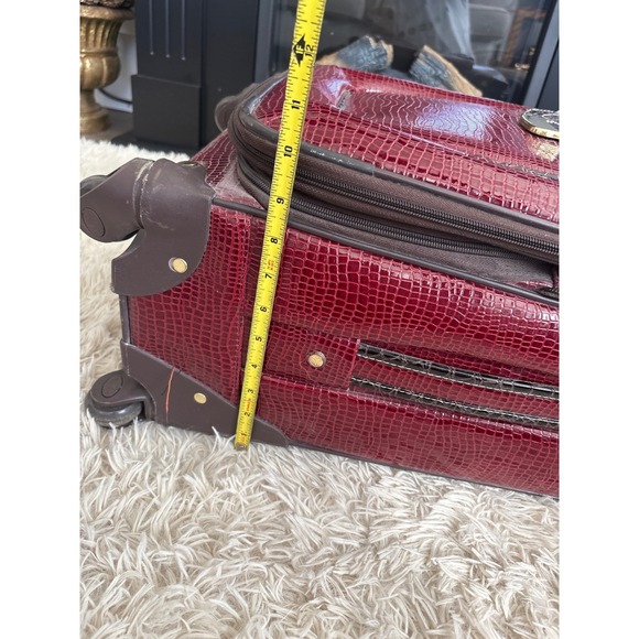 Samantha Brown Red Croc Embossed Carry On Luggage Spinner Wheels Travel Bag - Picture 12 of 13